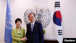 한국의 박근혜 대통령(왼쪽)이 6일 미국 뉴욕의 유엔 본부를 방문하고, 반기문 사무총장과 회담했다.