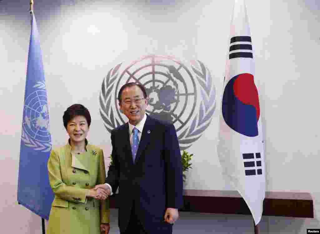 한국의 박근혜 대통령(왼쪽)이 6일 미국 뉴욕의 유엔 본부를 방문하고, 반기문 사무총장과 회담했다.