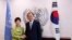 한국의 박근혜 대통령(왼쪽)이 6일 미국 뉴욕의 유엔 본부를 방문하고, 반기문 사무총장과 회담했다.