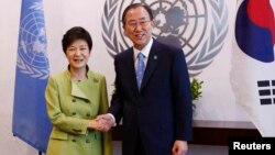 Sekretaris Jenderal PBB Ban Ki Moon (kanan) melakukan pembicaraan dengan Presiden Korea Selatan Park Geun-hye mengenai Korea Utara di markas PBB di New York, Senin (6/5).
