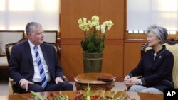 South Korean Foreign Minister Kang Kyung-wha, right, talks with U.S. special representative for N. Korea Stephen Biegun during a meeting to discuss nuclear issues at the Foreign Ministry in Seoul, S. Korea, Monday, Oct. 29, 2018.