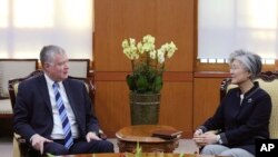 South Korean Foreign Minister Kang Kyung-wha, right, talks with U.S. special representative for N. Korea Stephen Biegun during a meeting to discuss nuclear issues at the Foreign Ministry in Seoul, S. Korea, Oct. 29, 2018.