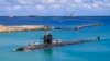 រូបឯកសារ៖ នាវាមុជទឹក​មួយ​ត្រឡប់​មក​មូលដ្ឋានទ័ព​ជើង​ទឹក​អាមេរិក​វិញ​នៅ​កោះ Guam កាលពីថ្ងៃទី១៩ ខែសីហា ឆ្នាំ២០២១។ (U.S. Navy via AP)