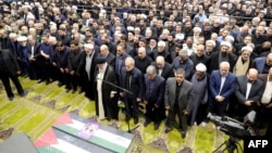 Una fotografía proporcionada por la oficina del líder supremo iraní, ayatolá Ali Jamenei, lo muestra dirigiendo la oración sobre el ataúd del difunto líder de Hamas, Ismail Haniyeh, y su guardaespaldas, durante su procesión fúnebre en Teherán el 1 de agosto de 2024.