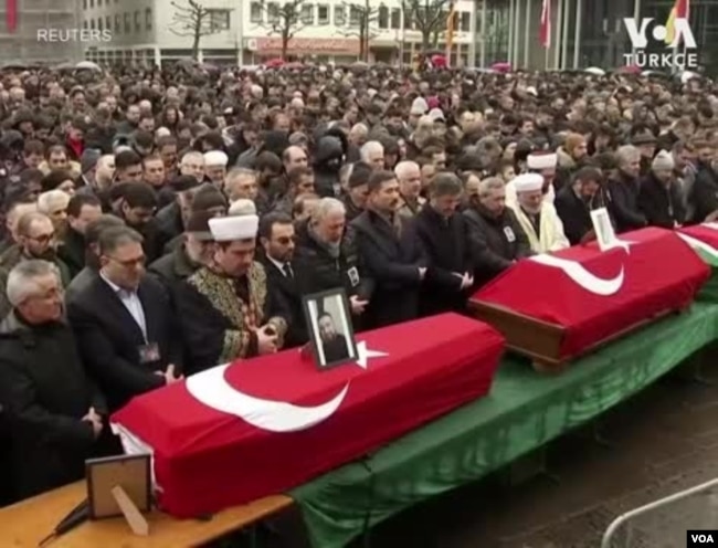 Saldırıda hayatını kaybeden Türk kökenlilerin cenaze törenleri Hanau'da yapılmıştı.