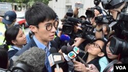 香港立法會議員梁頌恆到達法庭時被大批記者追訪。(美國之音湯惠芸)