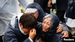 Reaksi keluarga penumpang yang dinyatakan masih hilang dalam musibah tenggelamnya kapal ferry "Sewol" di Jindo, Korea Selatan (17/4).