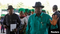 Tsohon gwamnan jihar Bayelsa Diepreye Alamieyeseigha (R), Abuja, May 29, 2013.