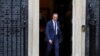 ARCHIVO - Viceprimer ministro británico Dominic Raab, sale del número 10 de Downing Street, el día de una reunión del gabinete, en Londres, Gran Bretaña, el 26 de octubre de 2022.