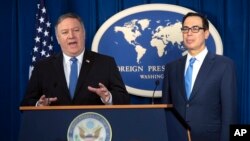 El secretario de Estado de EE.UU., Mike Pompeo, (izquierda) y el secretario del Tesoro, Steven Mnuchin, presentan los detalles de las nuevas sanciones a Irán en el Foreign Press Center en Washington el lunes, 5 de noviembre de 2018.