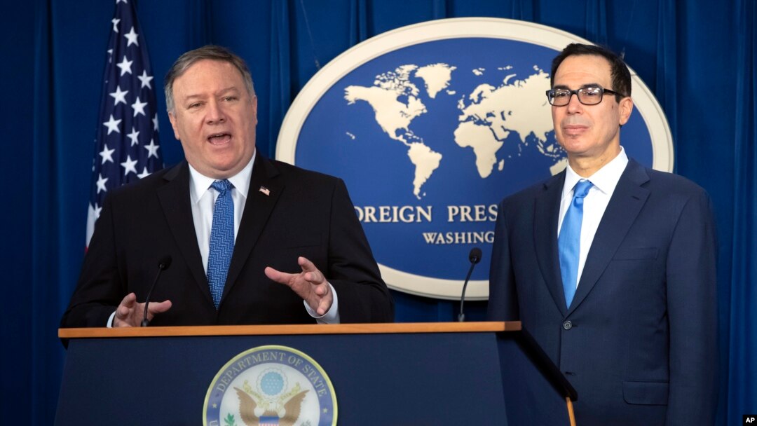 Američki državni sekretar Majk Pompeo (levo) i sekretar za finansije Stiven Mnučin na današnjoj konferenciji za novinare u Vašingtonu (Foto: AP/J. Scott Applewhite)