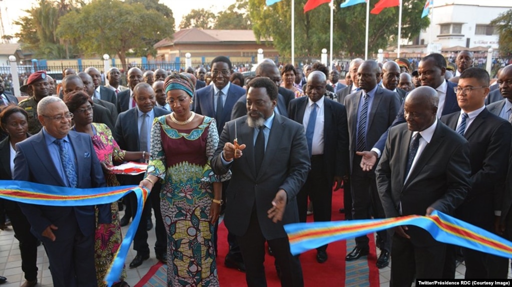 Le président Joseph Kabila Kabange inaugure le Centre commercial Hypnose, aux côtés de sa femme, à Lubumbashi, Haut-Katanga, 2 juin 2018. (Twitter/Présidence RDC)