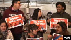 Youths in support of a clean DREAM Act confer at Dream Act Central, a tent space on Washington's National Mall, Dec. 13, 2017. (A. Barros/VOA)