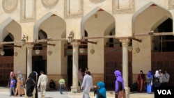 Des femmes visitent la section pour homme de la mosquée Al-Azhar, une des institutions les plus importante de la région au Caire, Egypte, le 25 avril 2016.