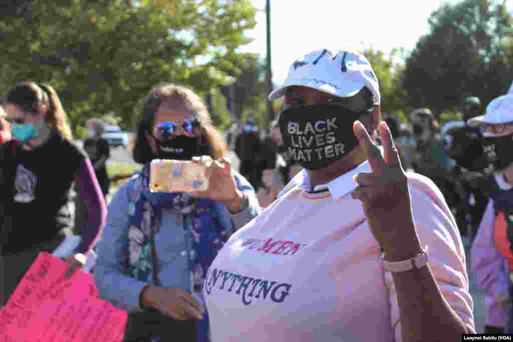 Uma mulher usa a m&#225;scara facial com o slogan &quot;Vidas Negras Importam&quot;, na Marcha das Mulheres, 17 outubro 2020