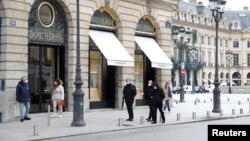 Beberapa bisnis mulai buka kembali di Paris, Perancis hari Senin (11/5). 
