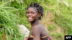 Une Gabonaise sourit à Libreville, le 20 janvier 2012.
