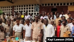 Des élèves d’une école lors d’une expérience de chimie au Lycée d'Adamavo, Lomé, 12 janvier 2018. (VOA/Kayi Lawson)