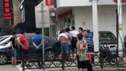2017年7月8日，美国之音记者和新闻助理在沈阳街头采访刘晓波病重新闻期间遭一伙身分不明人员骚扰挟持，致两人手臂瘀伤，摄像器材损坏。（网友拍摄上传）