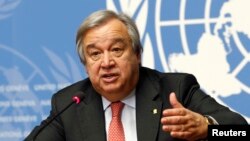 ທ່ານ Antonio Guterres ຂ້າຫລວງໃຫຍ່ ດ້ານອົບພະຍົບ ຂອງສະຫະປະຊາຊາດ (UNHCR) ກ່າວຖະແຫລງ ໃນກອງປະຊຸມ ຖະແຫລງຂ່າວ ຢູ່ທີ່ອົງການສະຫະປະຊາຊາດ ໃນນະຄອນ Geneva, ປະເທດ ສະວິດເຊີແລນ, ວັນທີ 18 ທັນວາ 2015. 