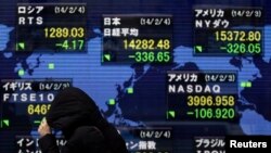 Sebuah papan elektronik di Tokyo memperlihatkan angka-angka saham dari berbagai negara, Selasa (4/2). Indeks Nikkei turun hampir 4,2 persen - angka terendah dalam hampir tiga bulan.