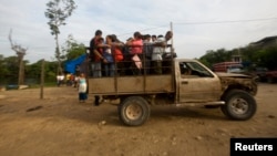 Un camión transporta migrantes en Petén, norte de Guatemala, el gobierno estaría previendo enviar a solicitantes de asilo a zonas remotas.