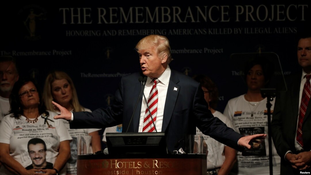 Capres AS dari Partai Republik, Donald Trump berpidato dalam kampanye di kota Houston, Texas hari Sabtu (17/9).