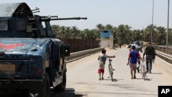 Polisi Irak melakukan patroli di Taji, utara Baghdad (foto: dok). Militan menyerang konvoi polisi di kota Taji, Kamis (24/7).