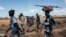 Des proches accompagnent une femme dinka touchée par le choléra dans un hôpital temporaire à Mingkaman, un camp pour personnes déplacées internes (PDI), dans les États des Lacs de l'Est, Soudan du Sud, 26 avril 2017.