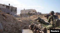 以色列军方2024年2月17日发布照片显示以军士兵在加沙地带的军事行动。
