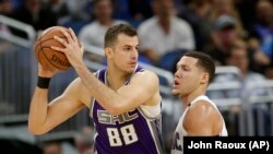 Nemanja Bjelica u duelu sa Eronom Gordonom (Foto: AP/John Raoux)