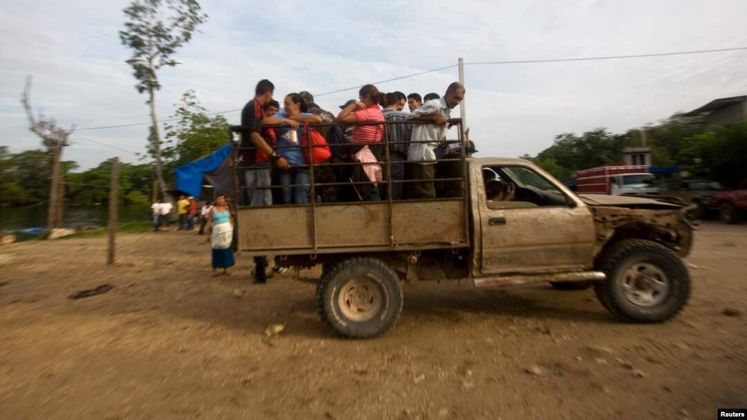 Un camión transporta migrantes en Petén, norte de Guatemala, el gobierno estaría previendo enviar a solicitantes de asilo a zonas remotas.