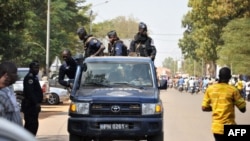 La police burkinabè patrouille dans un véhicule lors d'un rassemblement à Ouagadougou, au Burkina, le 21 octobre 2017.