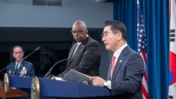 Menteri Pertahanan Amerika Lloyd Austin (tengah) hadir dalam konferensi pers bersama Menteri Pertahanan Korea Selatan Kim Yong Hyun (kanan) di Pentagon, Washington, pada 30 Oktober 2024. (Foto: AP/Kevin Wolf) 