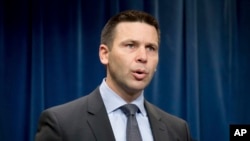 El comisionado de Aduanas y Protección Fronteriza de EE.UU., Kevin McAleenan, dice que está trabajando en un plan para reanudar el enjuiciamiento de inmigrantes que ingresan ilegalmente al país.