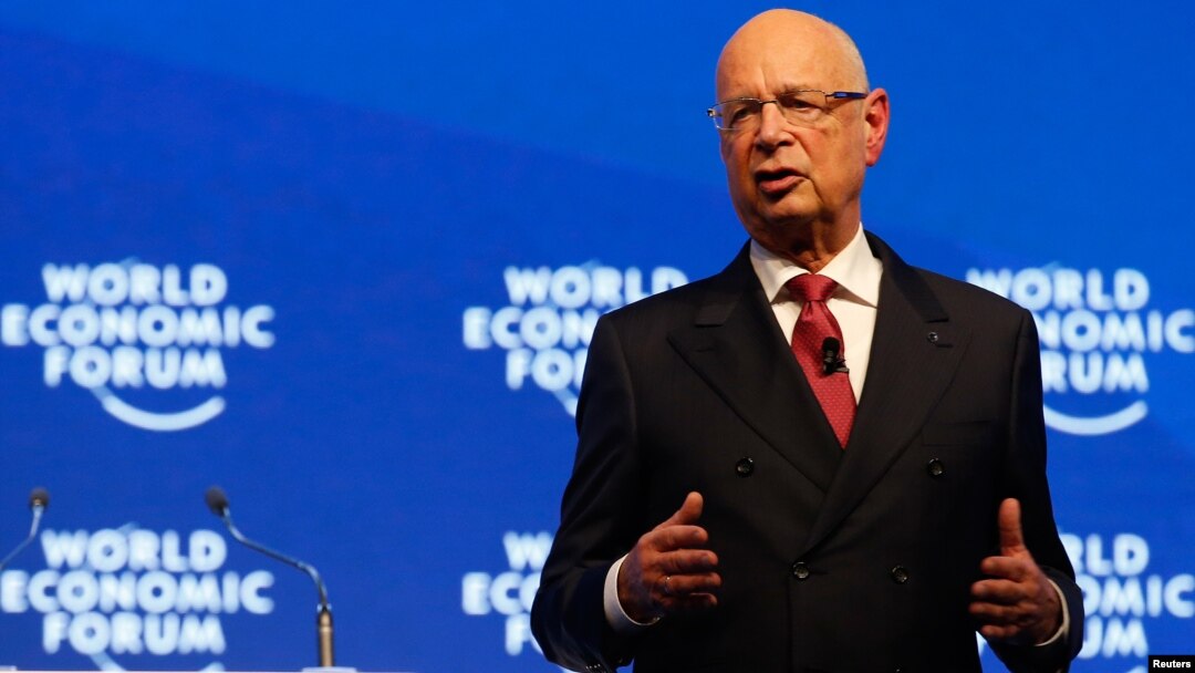 Klaus Schwab, Pimpinan Eksekutif Forum Ekonomi Dunia berbicara pada penyerahan "Crystal Awards" di Davos, Swiss tahun lalu (foto: dok). 