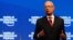 Klaus Schwab, Pimpinan Eksekutif Forum Ekonomi Dunia berbicara pada penyerahan "Crystal Awards" di Davos, Swiss tahun lalu (foto: dok). 