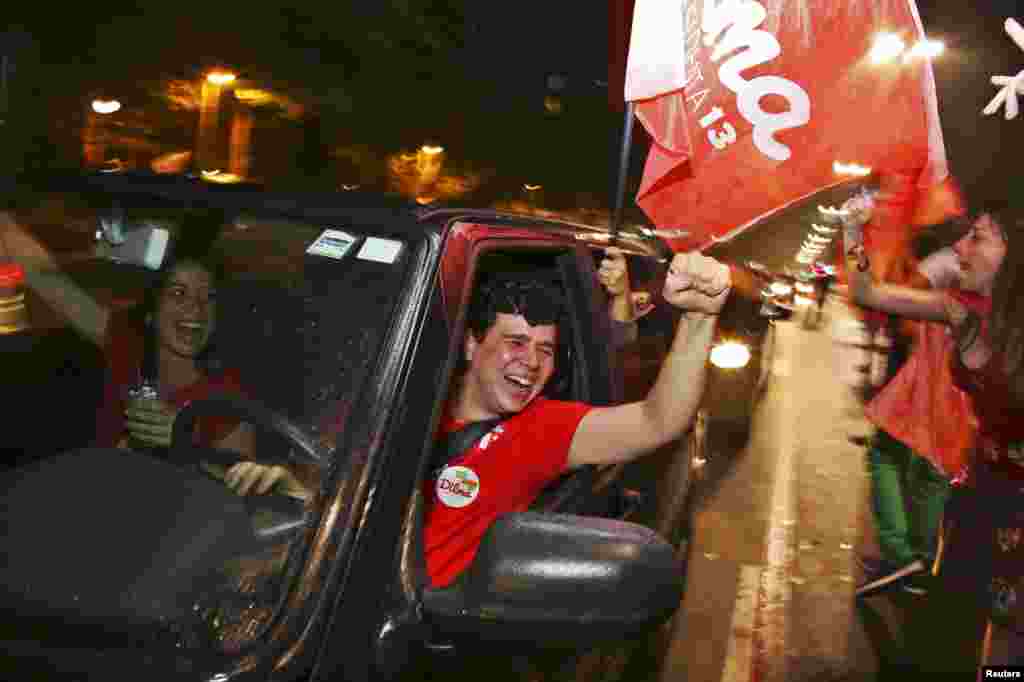 Passaeta pela avenida Paulista em São Paulo em comemoração à vitória de Dilma Rousseff, na noite da sua vitória nas eleições de 26 de Outubro. Brasil, 2014