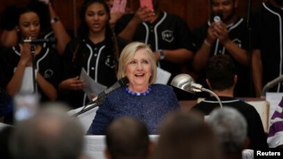 Cựu Ngoại trưởng Mỹ Hillary Clinton phát biểu tại buổi tưởng niệm Ngày Chủ nhật Đẫm máu ở Nhà thờ Brown Chapel AME ở Selma, Alabama, hôm 3/3. Bà Clinton nói sẽ không ra tranh cử tổng thống vào năm sau.