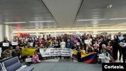 Una fotografía del segundo vuelo que despegó desde Beirut rumbo a Bogotá con el grupo de 105 colombianos que se encontraban en El Líbano, el 23 de octubre de 2023. [Foto: Cortesía Cancillería de Colombia].