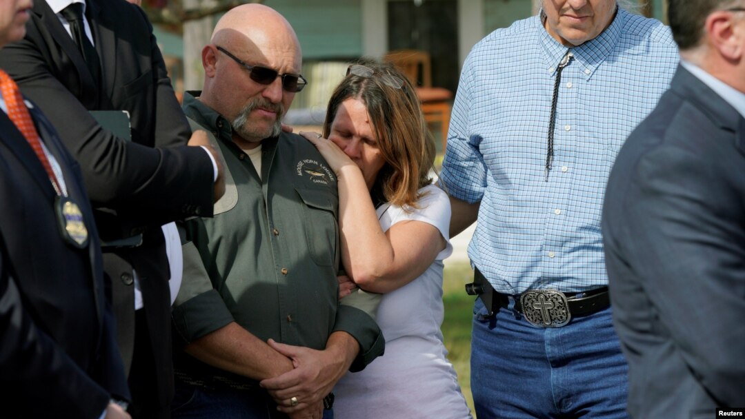 Pastor Frank Pomeroy dan istrinya Sherri, mendengarkan konferensi pers di luar gereja First Baptist di Sutherland Springs, Texas, 6 November lalu (foto: dok). 