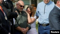 Pastor Frank Pomeroy dan istrinya Sherri, mendengarkan konferensi pers di luar gereja First Baptist di Sutherland Springs, Texas, 6 November lalu (foto: dok). 