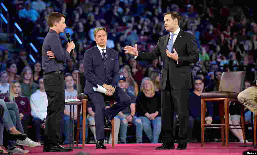 Cameron Kasky, un élève de Marjory Stoneman Douglas High School, Jake Tapper, un présentateur de CNN et Marc Rubio, le sénateur républicain pendant un débat télévisé à Parkland en Floride, le 21 février 2018.&nbsp;