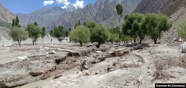 دنیا میں قطب جنوبی اور شمالی کے بعد سب سے زیادہ گلیشیئرز پاکستان کے شمالی علاقے گلگت بلتستان میں واقع ہیں۔