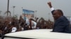 L'ancien chef de guerre et ex-vice-président Jean-Pierre Bemba lève son point pour saluer ses supporters lors de son retour à Kinshasa, RDC, 31 août 2018. (Twitter/Jean-Pierre Bemba)