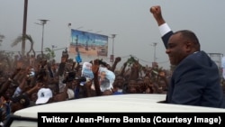 L'ancien chef de guerre et ex-vice-président Jean-Pierre Bemba lève son point pour saluer ses supporters lors de son retour à Kinshasa, RDC, 31 août 2018. (Twitter/Jean-Pierre Bemba)