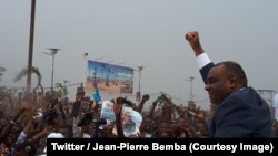 L'ex-vice-président Jean-Pierre Bemba lève son point pour saluer ses supporters lors de son retour à Kinshasa, RDC, 31 août 2018. (Twitter/Jean-Pierre Bemba)