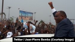 Jean-Pierre Bemba salue ses supporters lors de son retour à Kinshasa, RDC, le 31 août 2018. (Twitter/Jean-Pierre Bemba)