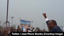 L'ancien chef de guerre et ex-vice-président Jean-Pierre Bemba lève son point pour saluer ses supporters lors de son retour à Kinshasa, RDC, 31 août 2018. (Twitter/Jean-Pierre Bemba)