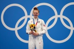 La medallista de oro Lydia Jacoby de EE.UU. celebra en el podio después de la final de los 100 metros pecho femeninos en los Juegos Olímpicos de Verano de 2020, el martes 27 de julio de 2021, en Tokio, Japón (AP Photo / Matthias Schrader).